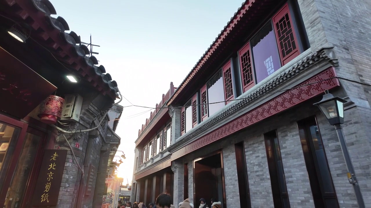 北京旅游景点夕阳下的烟袋斜街视频下载