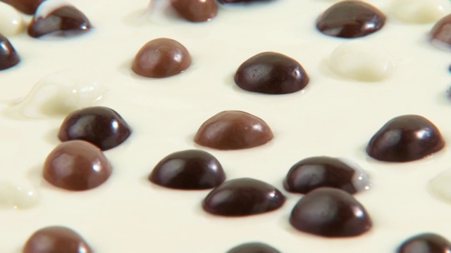 融化的白巧克力和巧克力球视频素材