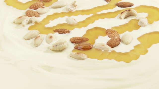 杏仁和腰果配白巧克力和蜂蜜视频素材