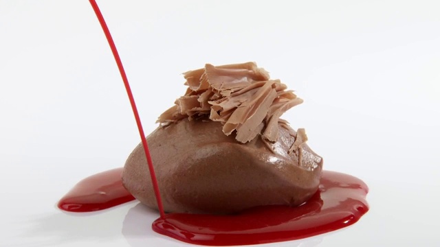 巧克力奶油冻配巧克力卷和浆果酱视频下载