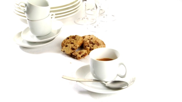 一杯奶油咖啡加饼干视频素材