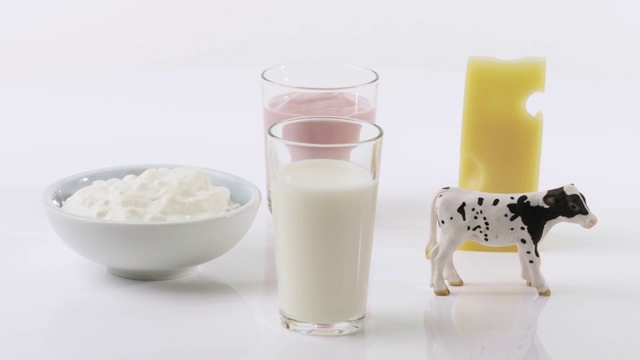 浆果酸奶、艾门塔尔、玩具牛、牛奶和白软干酪视频下载