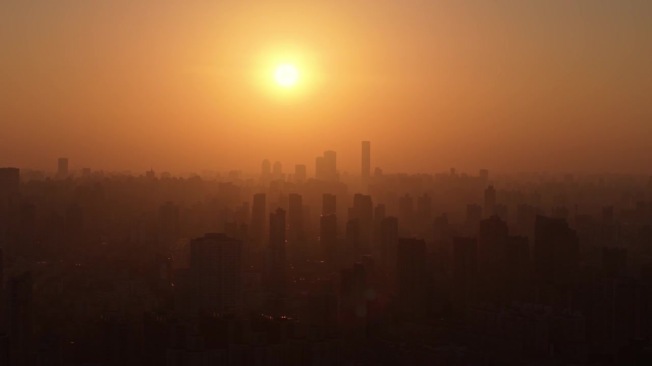 雾霾下的上海城市日落视频下载