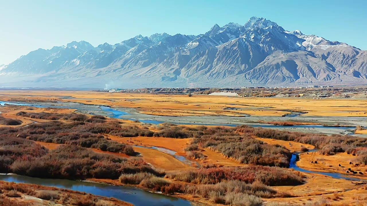 航拍中国新疆喀什地区阿拉尔金草滩湿地与塔什库尔干河视频下载