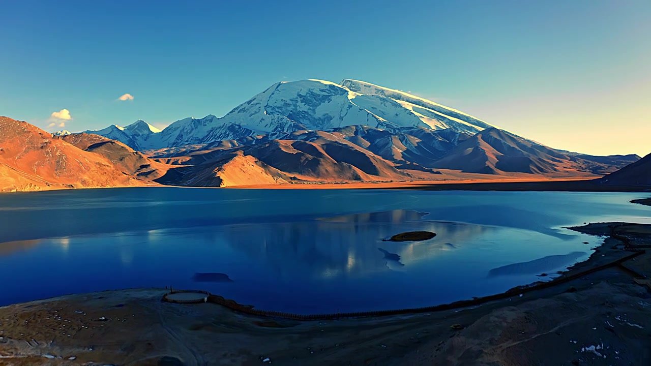 航拍深秋午后的中国新疆帕米尔高原喀拉库勒湖与慕士塔格峰视频素材