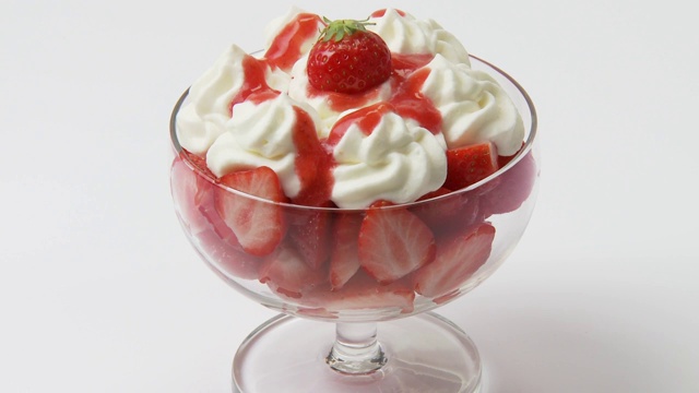 新鲜草莓和奶油在甜点杯视频下载