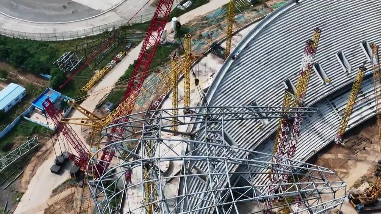 航拍许昌体育场钢架结构安装视频下载