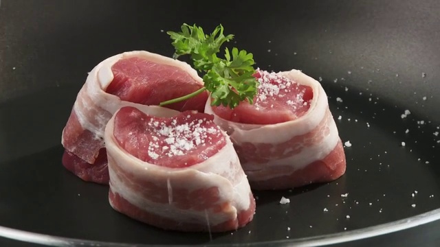 煎锅里的有条纹的猪肉视频下载