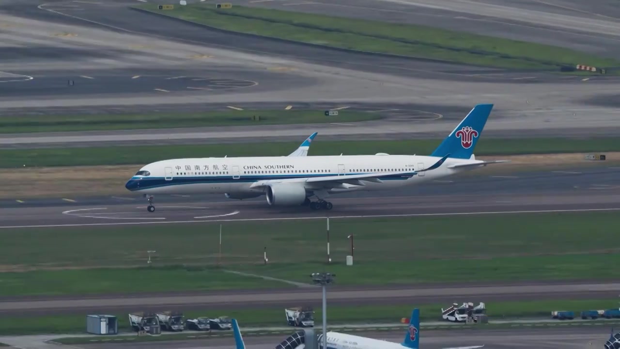南航宽客A350在深圳机场起飞视频下载