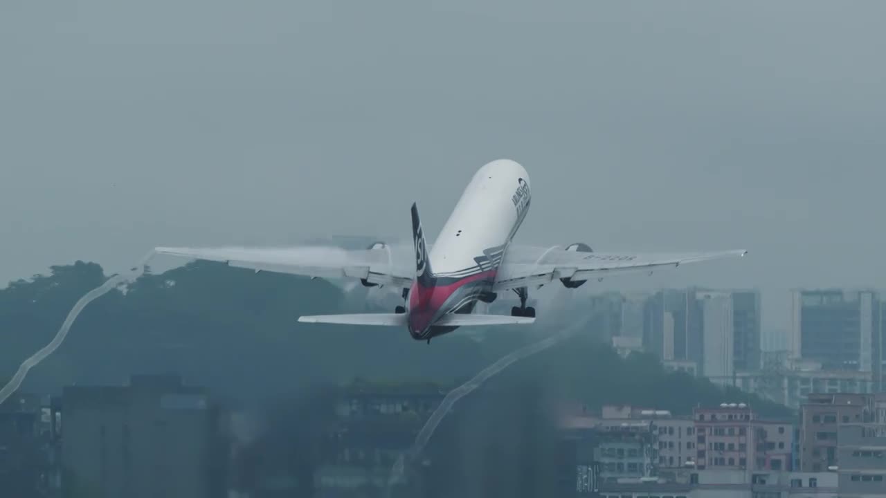 深圳机场雨后飞机起飞集锦视频素材