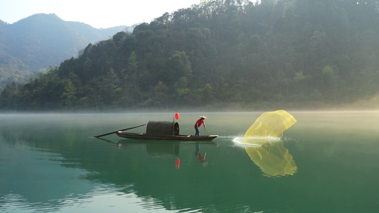 湖南郴州旅游小东江撒网的渔民视频下载