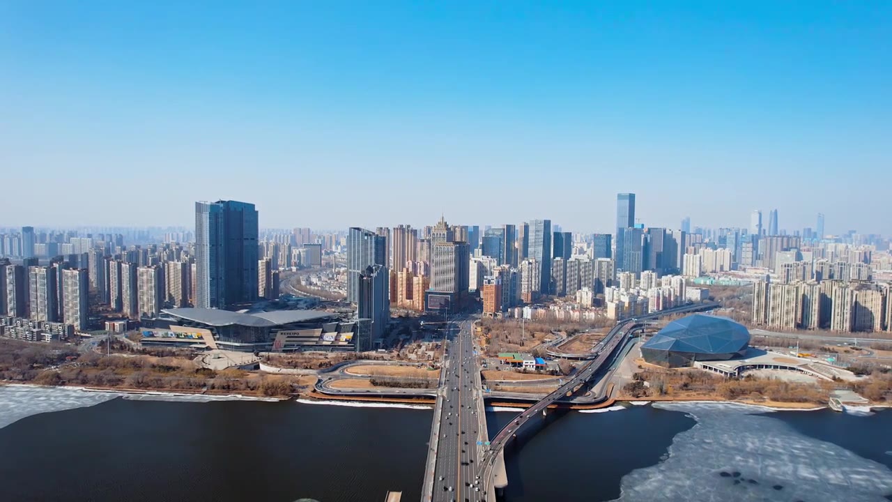 中国辽宁沈阳盛京剧院和浑河沿岸建筑航拍视频下载