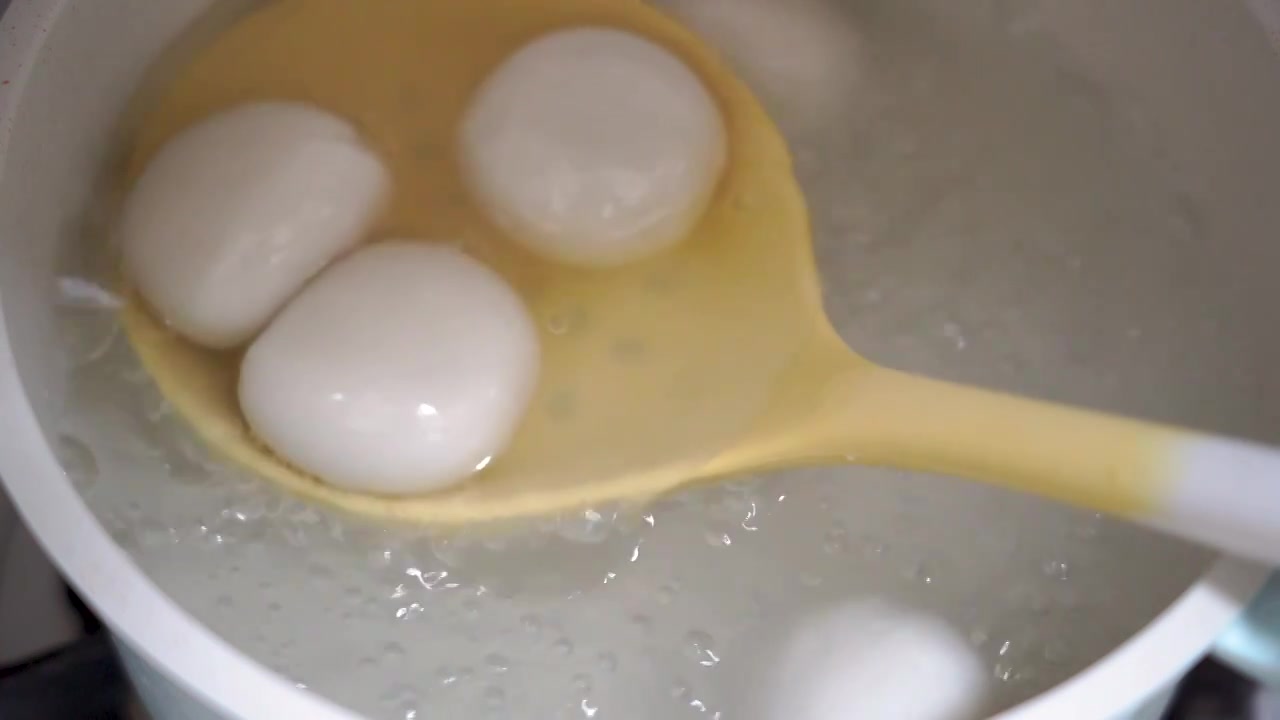 煮汤圆煮元宵的水沸腾水开了热水元宵节视频下载