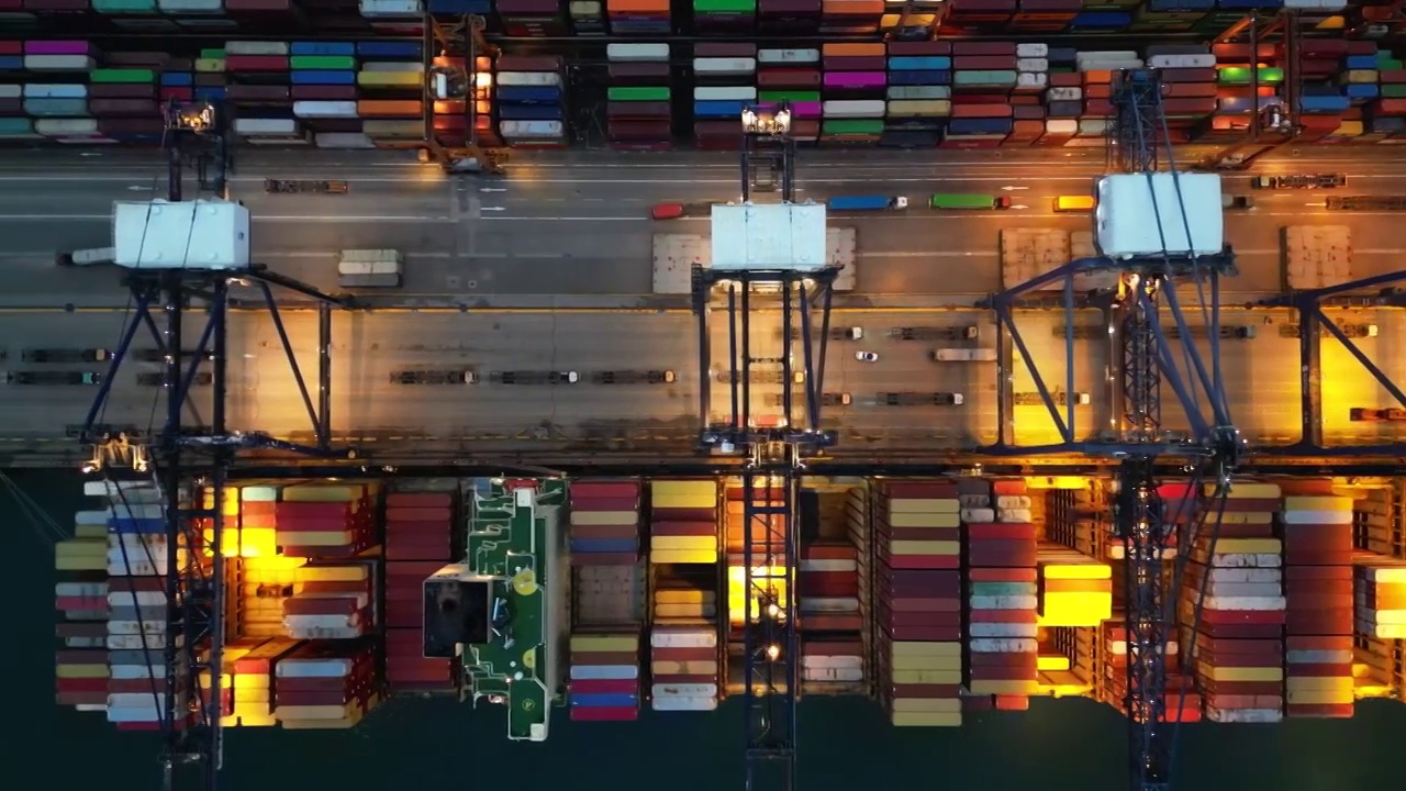 凌晨的盐田港货船集装箱航拍4K视频下载
