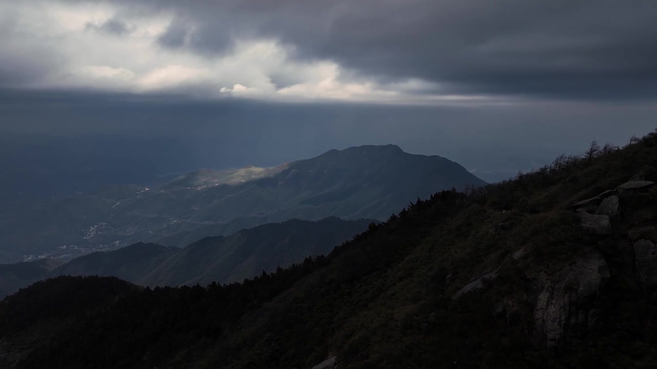 冬季日落时分航拍乌云下的湖南衡山山脉视频下载