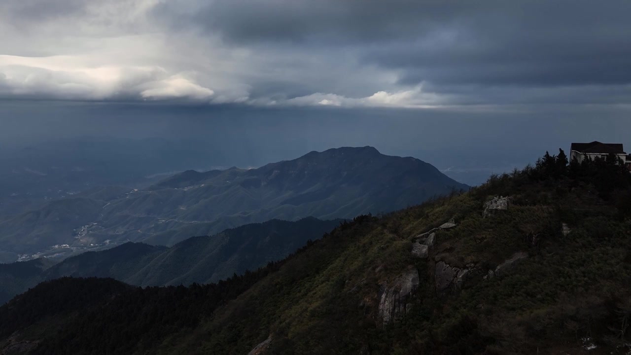 冬季日落时分航拍乌云下的湖南衡山山脉视频下载