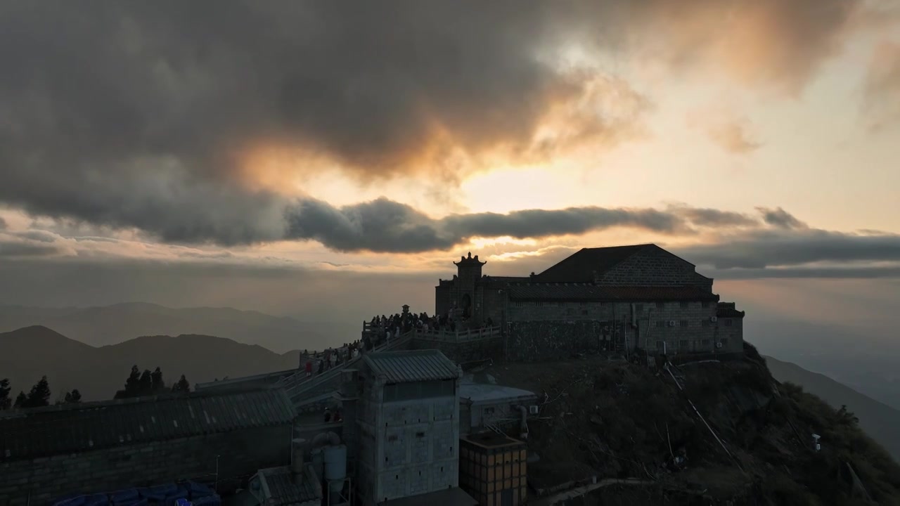 航拍夕阳下的湖南南岳衡山祝融峰上的古建筑视频下载