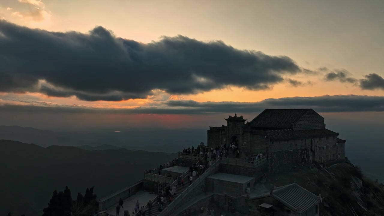 航拍夕阳下的湖南南岳衡山祝融峰上的古建筑视频下载