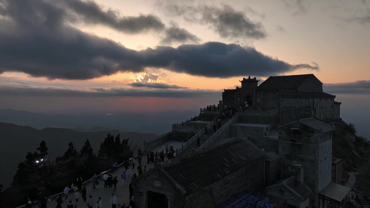航拍夕阳下的湖南南岳衡山祝融峰上的古建筑视频素材