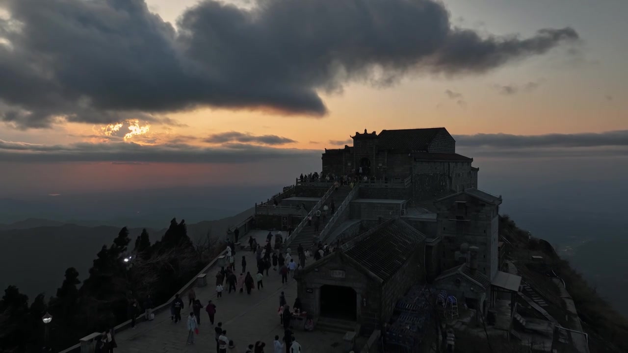 航拍夕阳下的湖南南岳衡山祝融峰上的古建筑视频素材