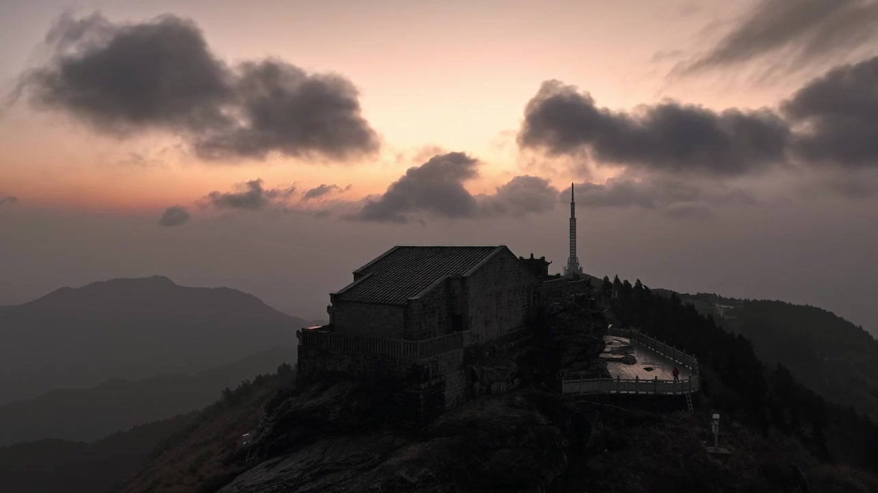 日出时分湖南衡山祝融峰上的古建筑和发射塔视频素材