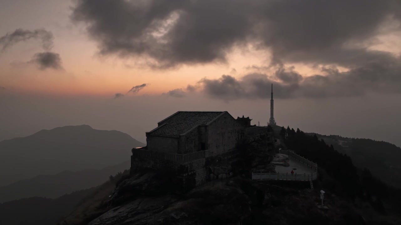 日出时分湖南衡山祝融峰上的古建筑和发射塔视频下载