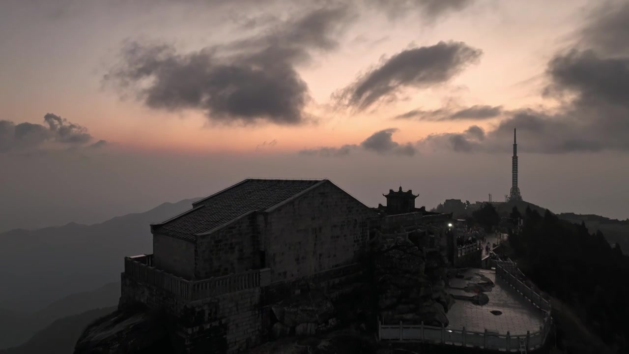 日出时分湖南衡山祝融峰上的古建筑和发射塔视频下载