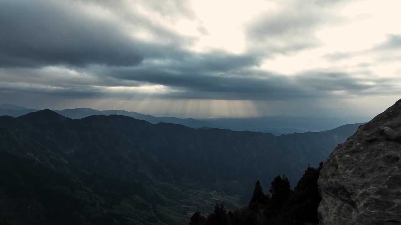 日落时分阳光在湖南衡山山谷上空的丁达尔现象视频下载