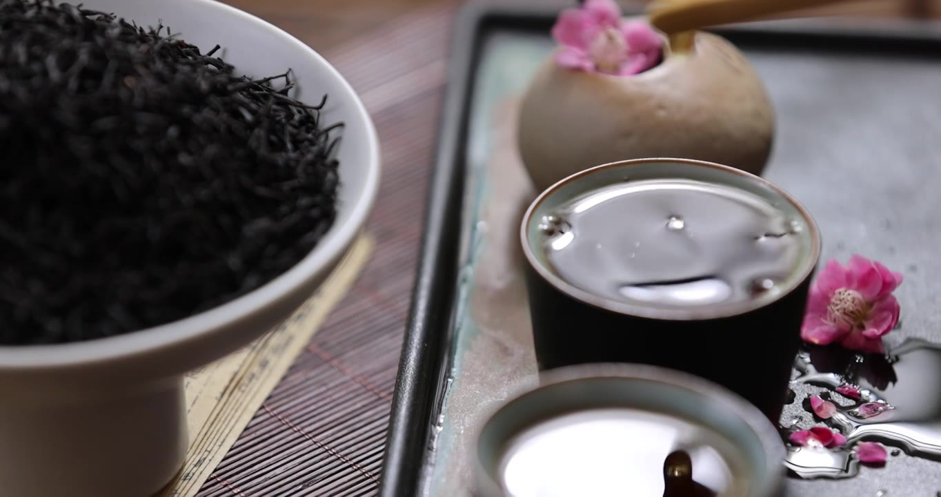 （慢镜头）高品质茶叶红茶正山小种茶汤茶水滴落视频素材