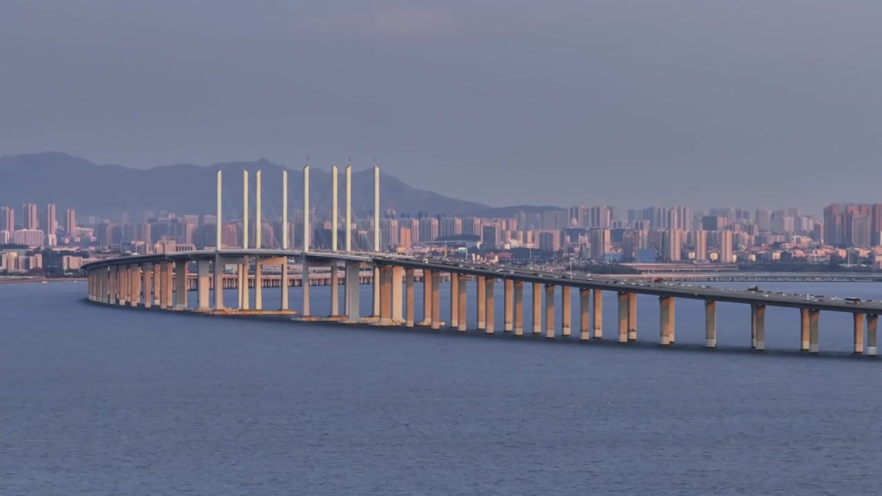 山东青岛胶州湾跨海大桥，交通道路运输视频素材