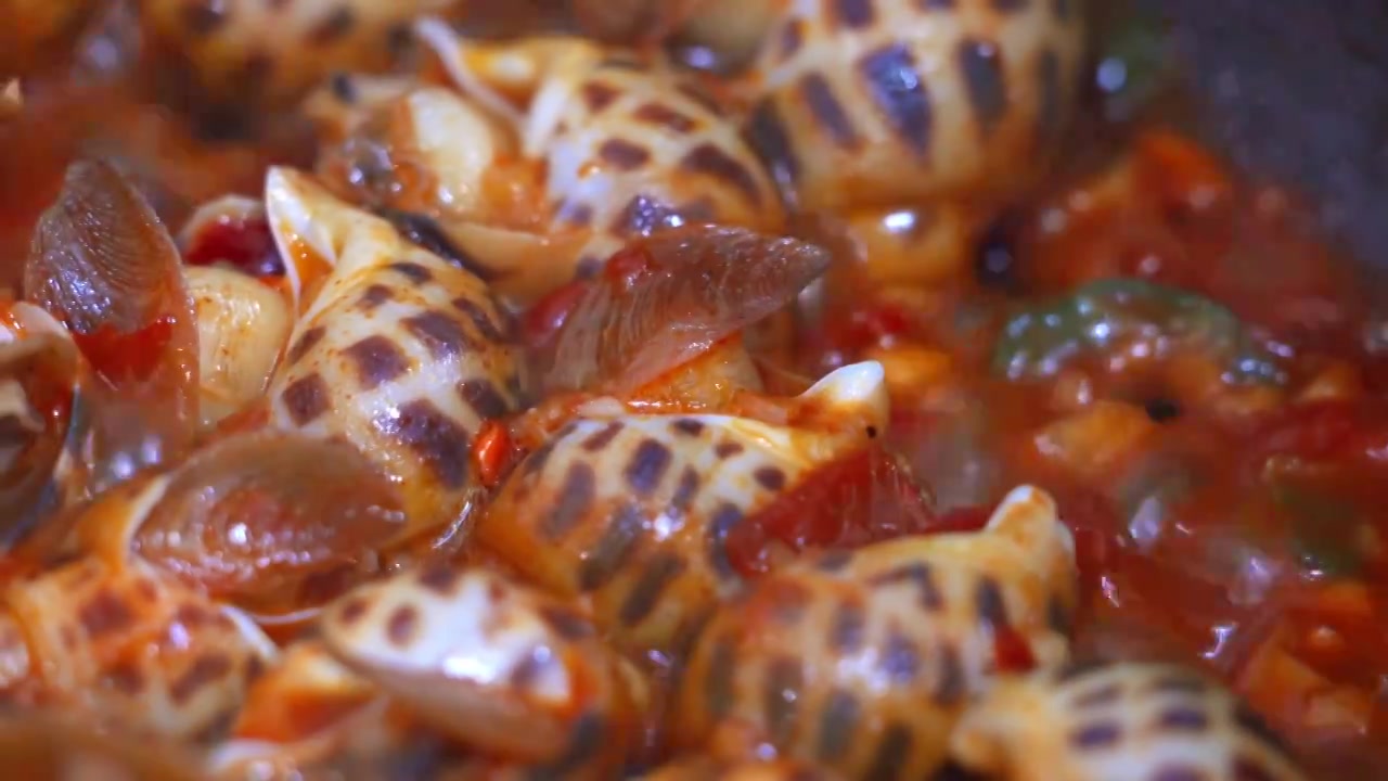 中国海鲜美食辣炒花螺视频素材