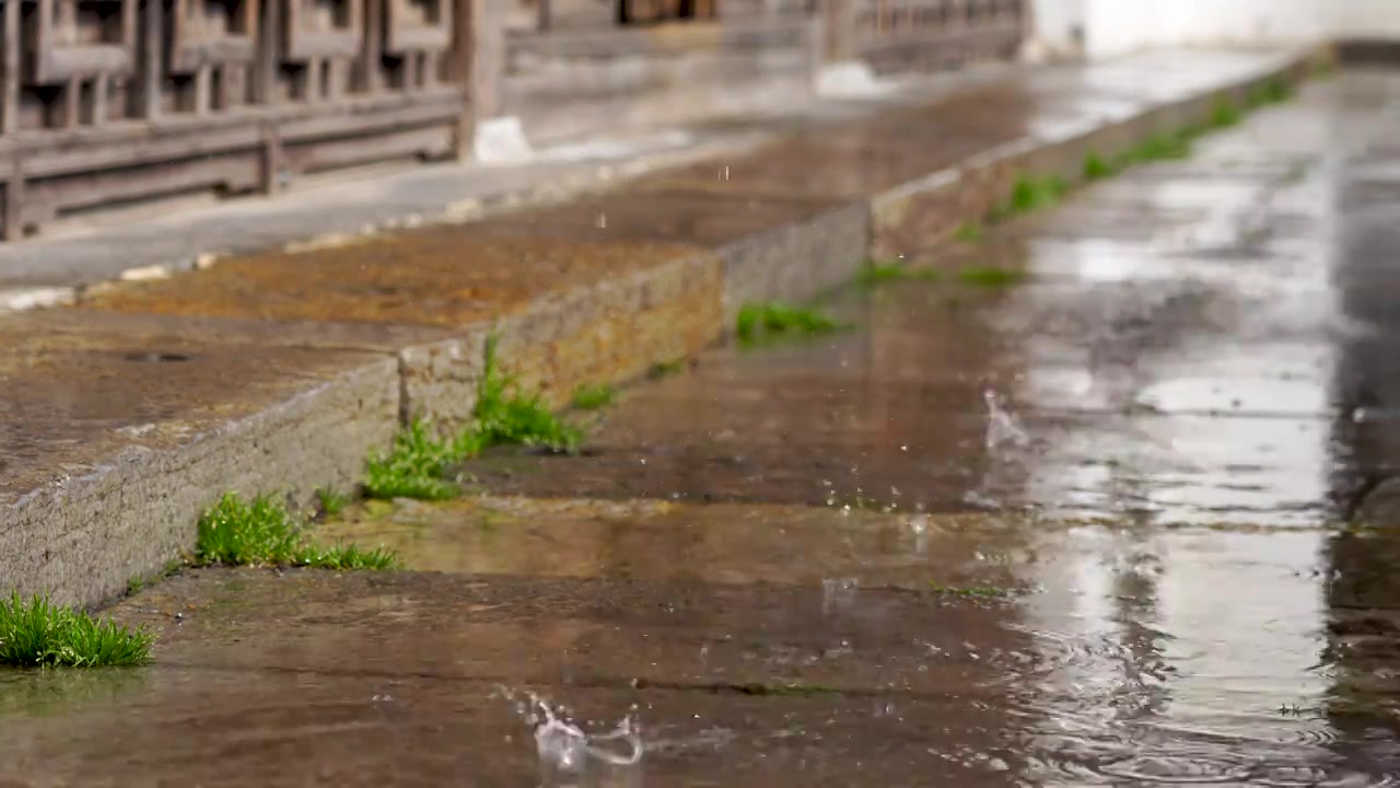 江南中式古典园林雪后屋檐冰雪融化水滴激起水花视频下载