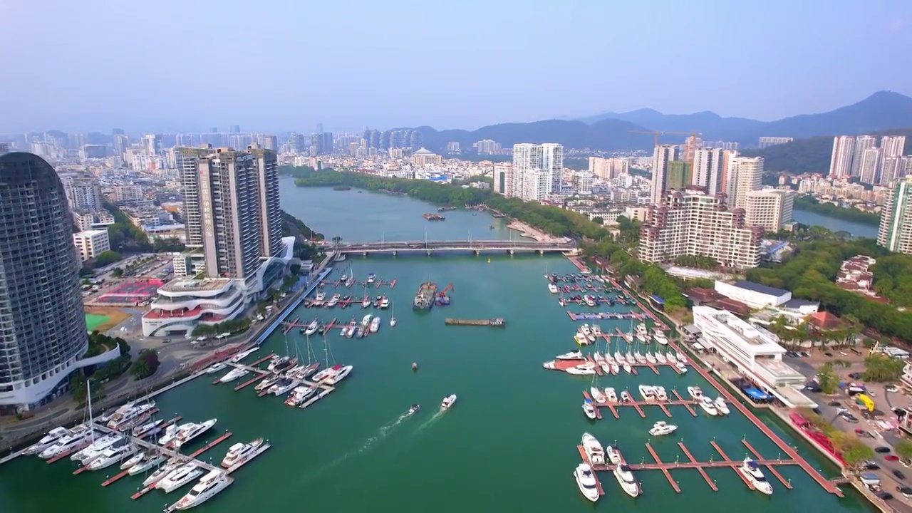 中国海南三亚鸿洲游艇码头高视角航拍风光视频下载