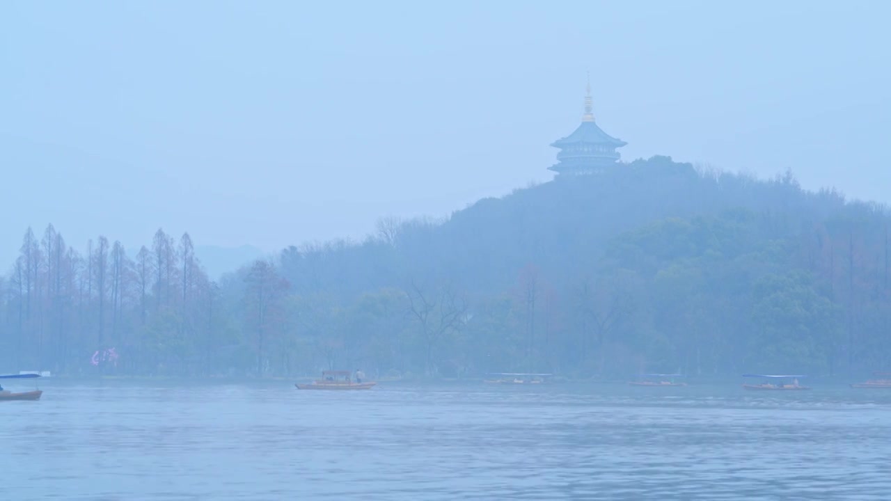 冬天阴雨天气中的杭州雾西湖雷峰塔自然建筑风景视频素材
