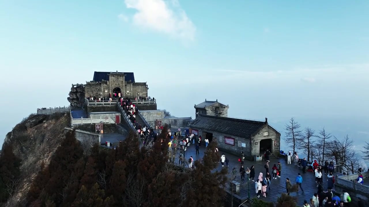 春节的早晨湖南衡山祝融峰上络绎不绝的游客视频素材