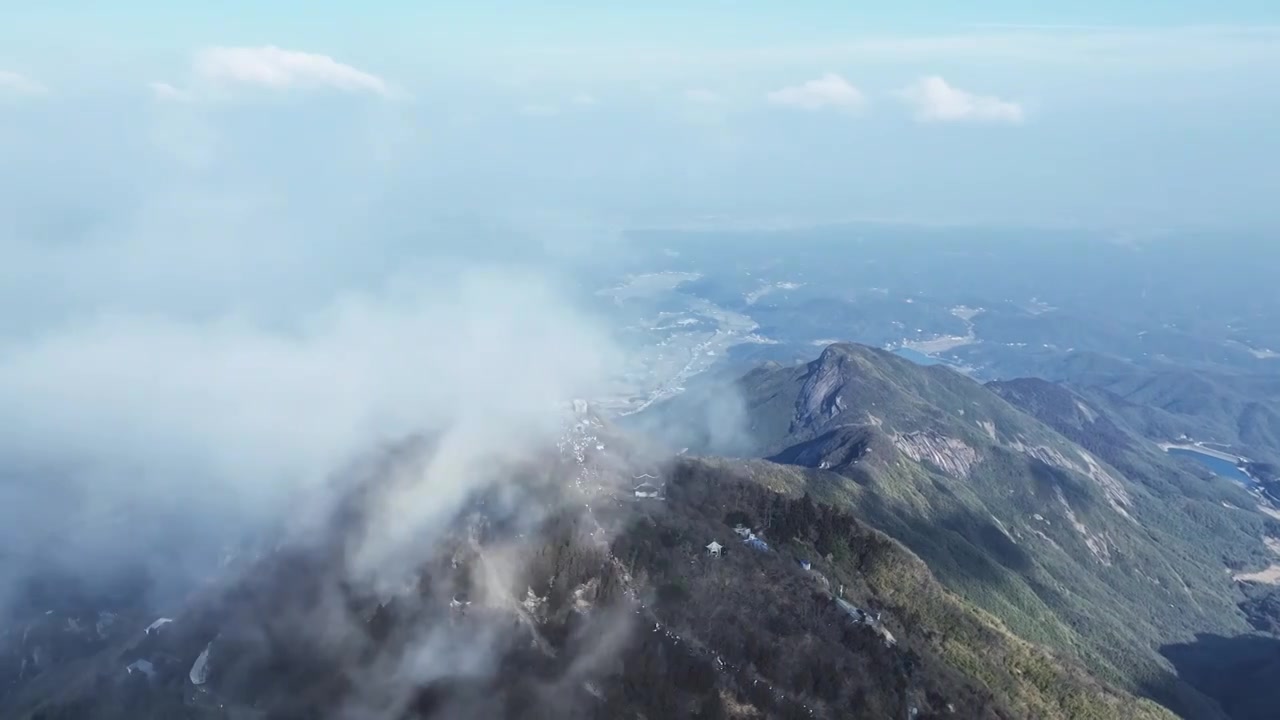早晨云雾缭绕之下的南岳衡山祝融峰视频下载