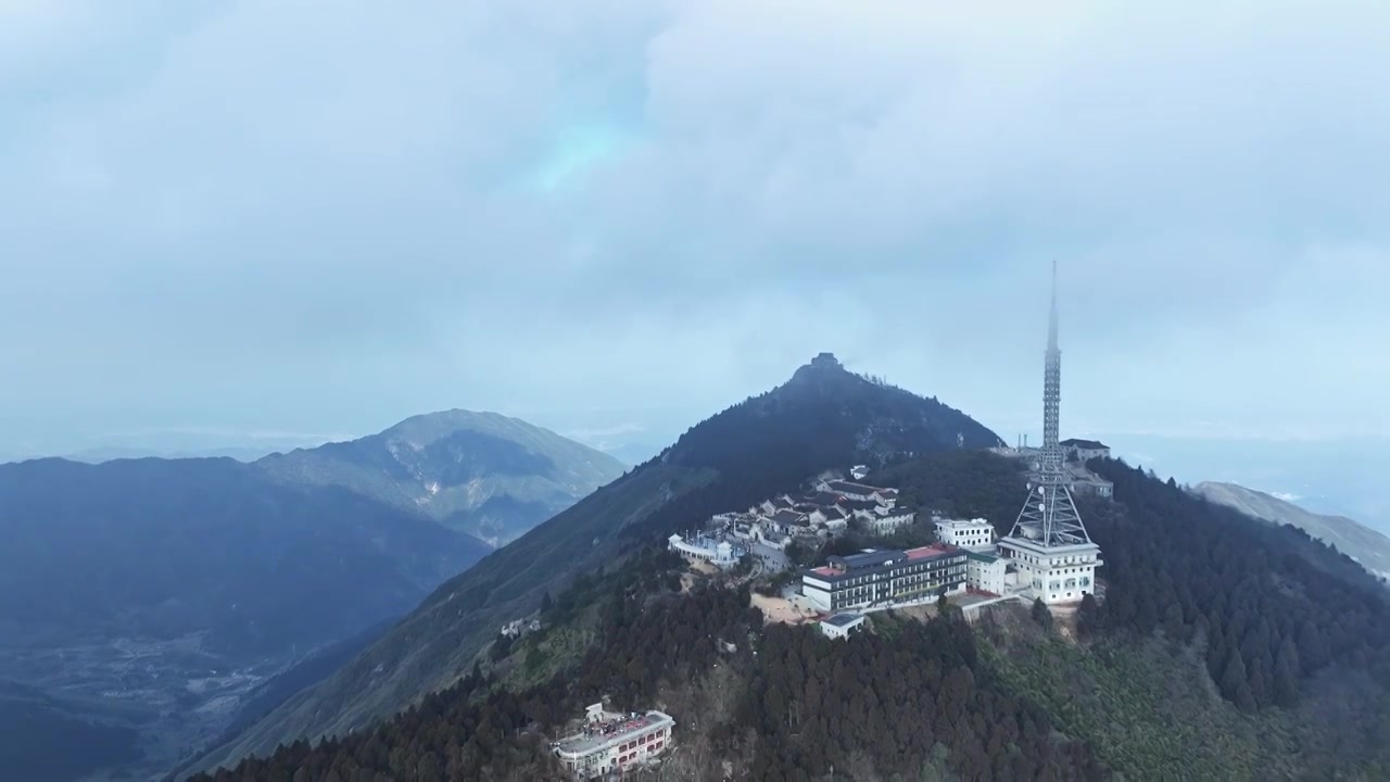 早晨云雾缭绕之下的南岳衡山祝融峰视频下载