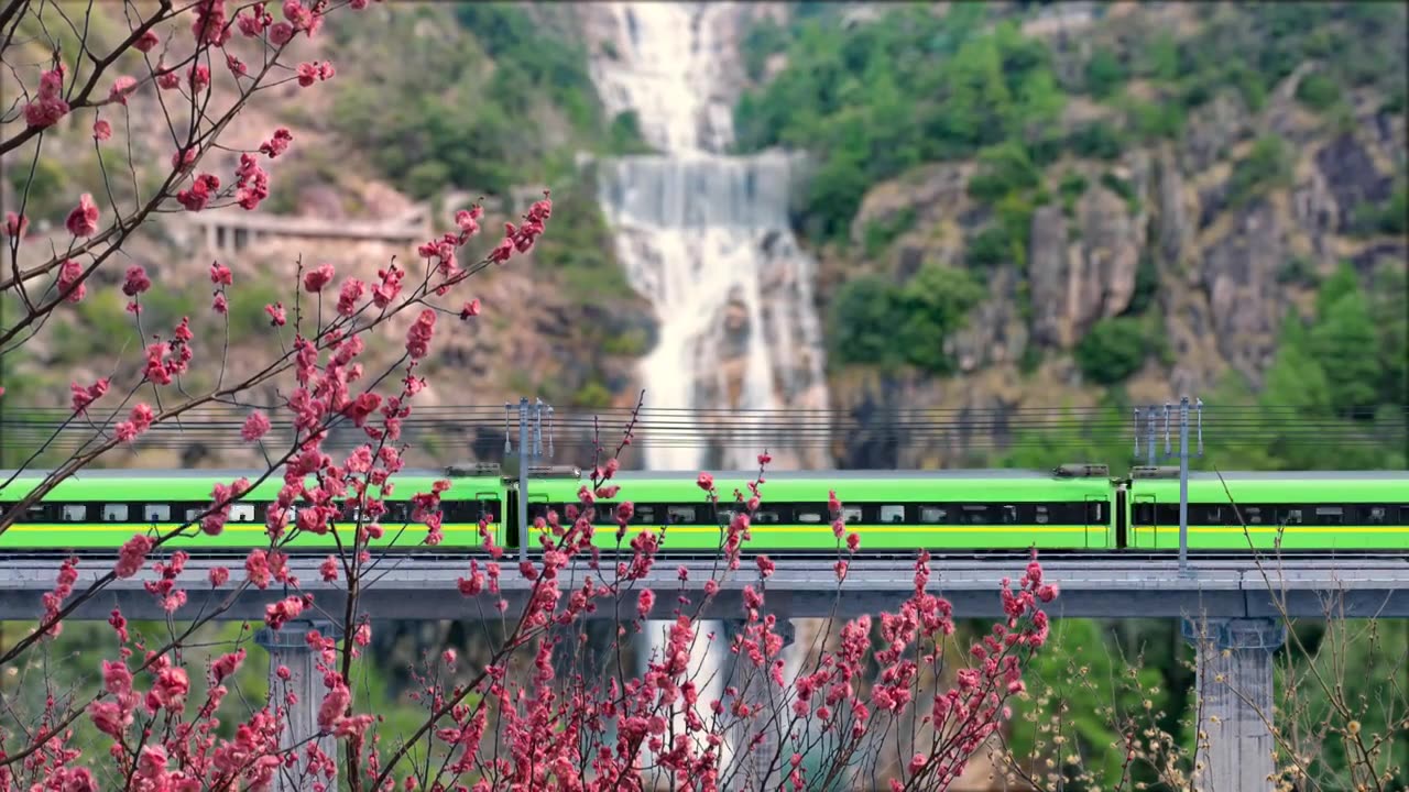 春暖花开高铁经过山区视频下载
