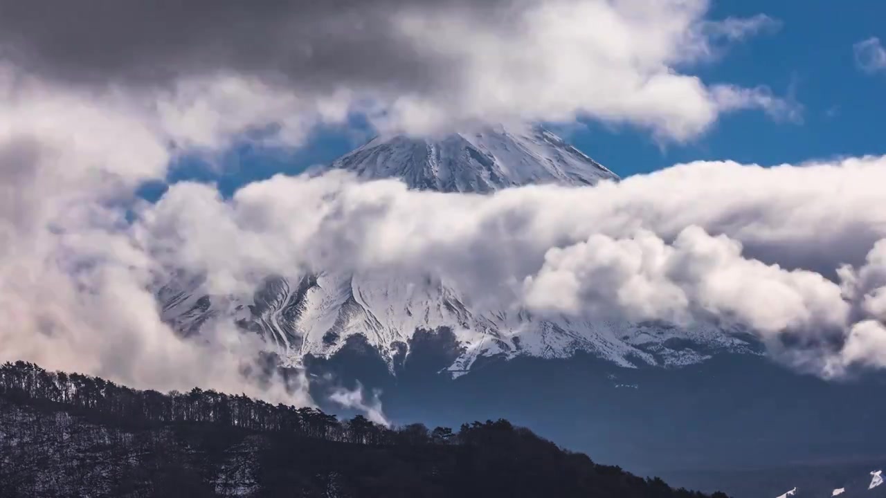 日本富士山云朵中若隐若现的仙女视频下载