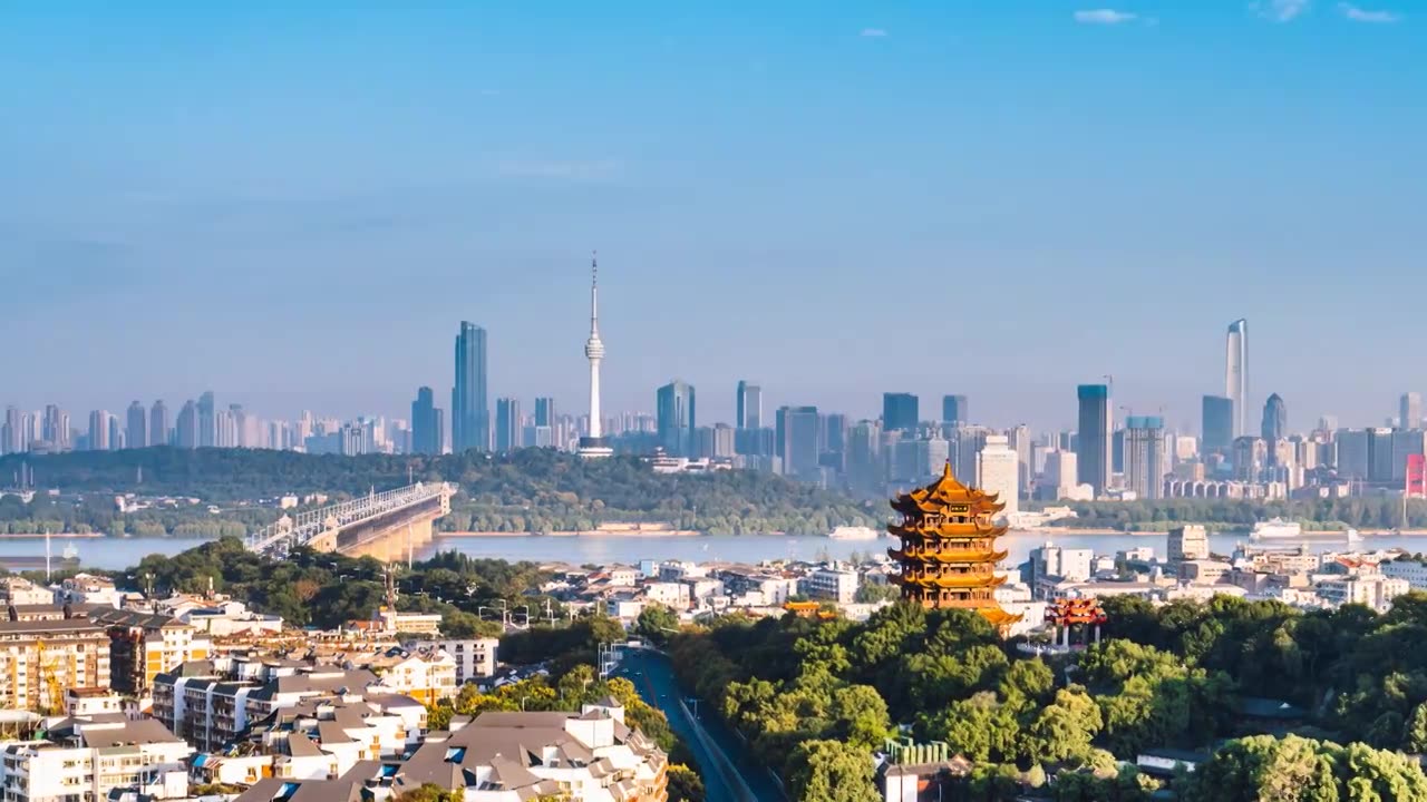 中国湖北武汉长江大桥和黄鹤楼高视角风光延时摄影视频素材