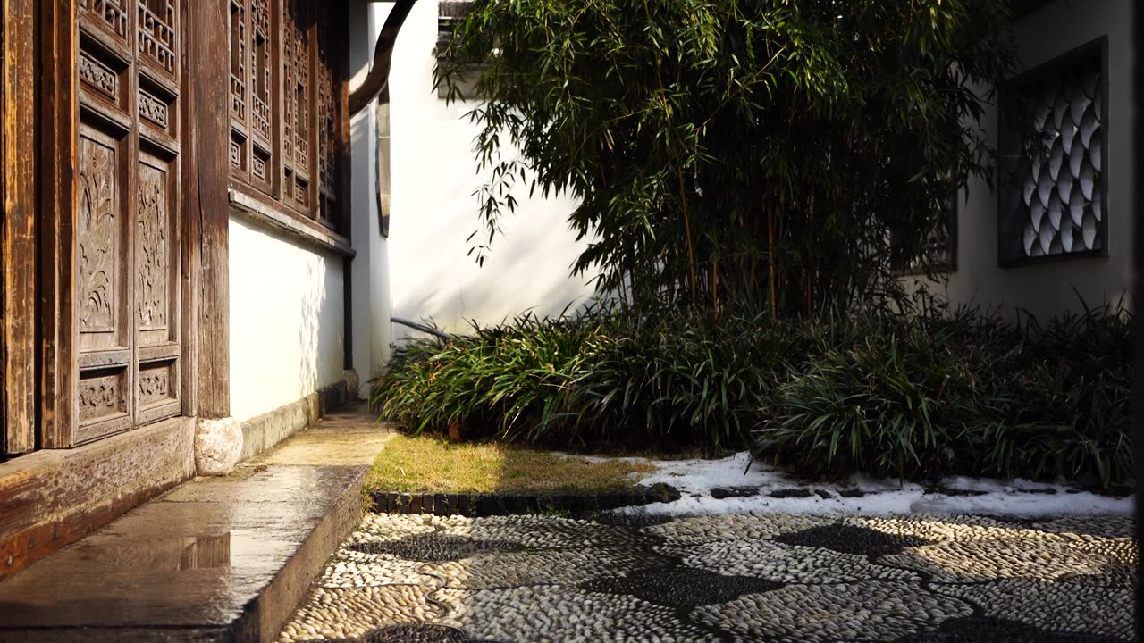 江南中式古典园林雪后屋檐冰雪融化水滴产生的水花视频下载