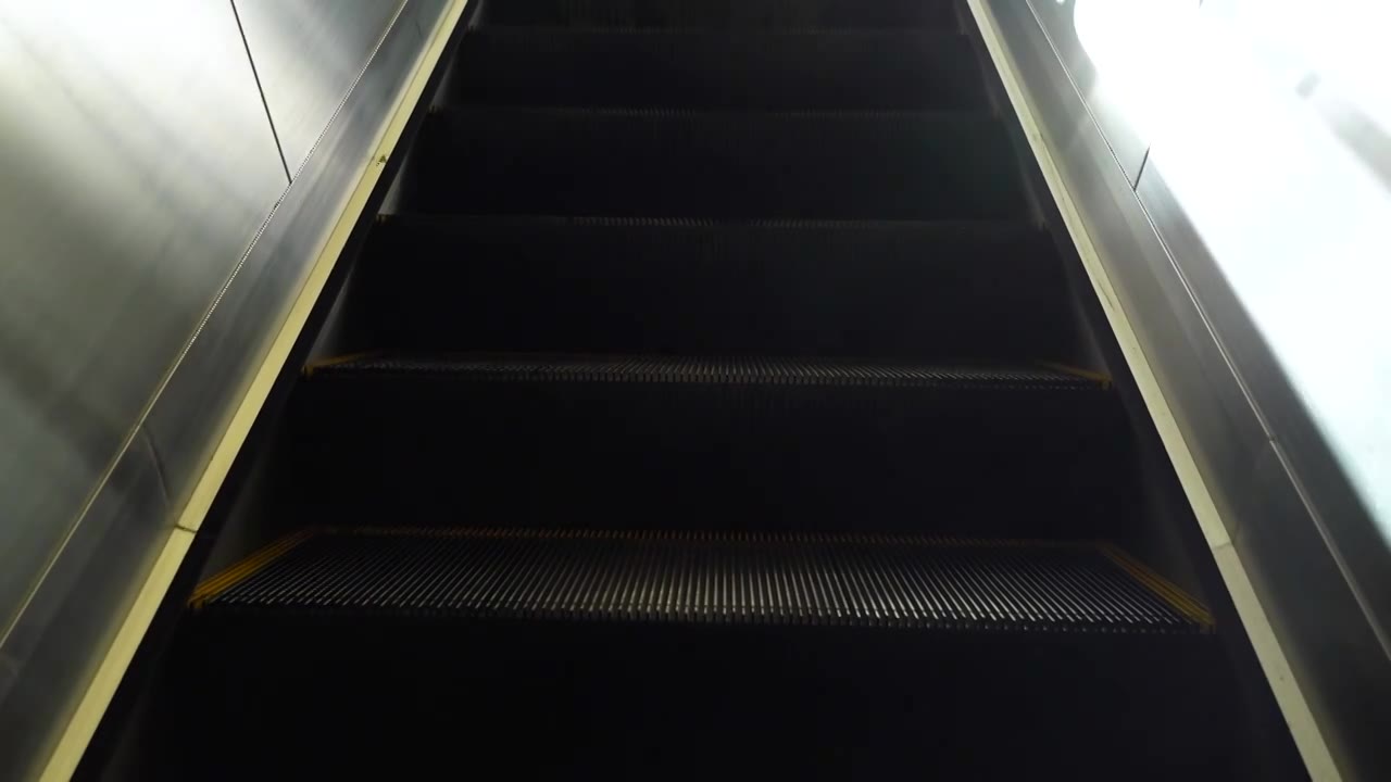 地铁站内正在载客运行的自动扶梯视频素材