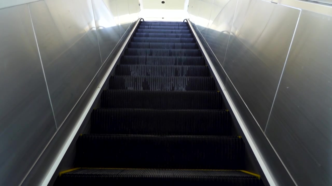 地铁站内正在上行运行的自动扶梯视频素材