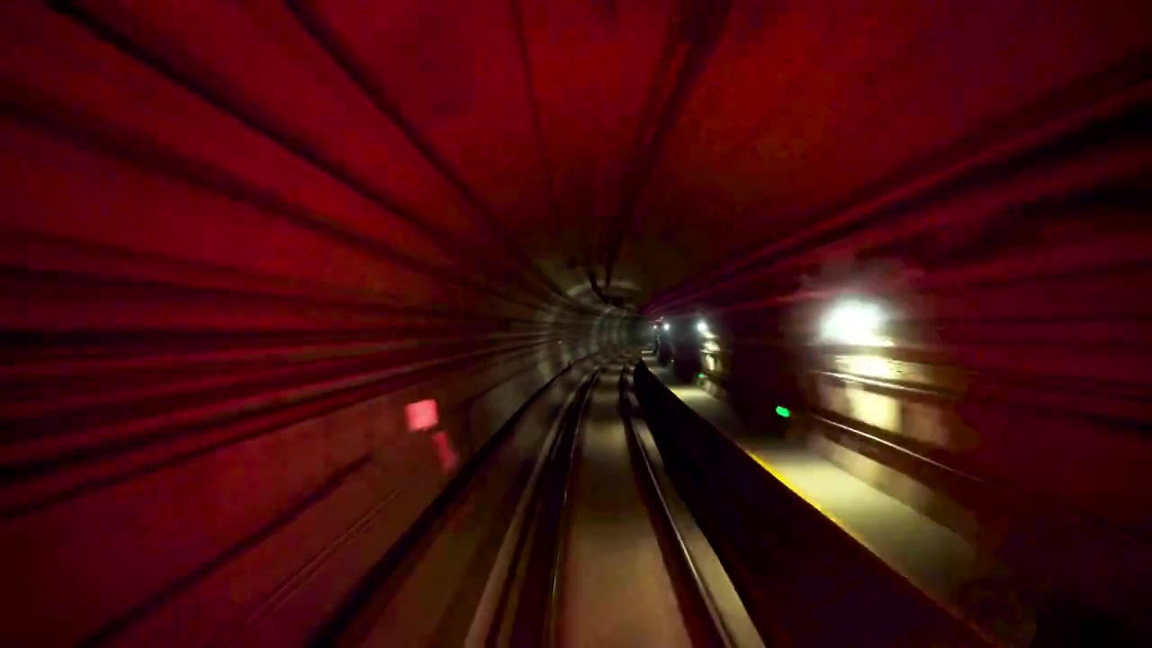 快速行驶的地铁列车穿梭在地铁隧道内犹如时空穿越视频下载