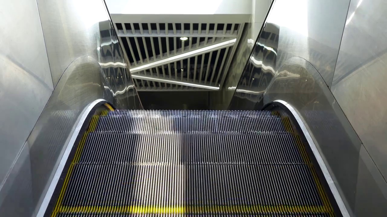 地铁站内正在下行运行的自动扶梯视频素材