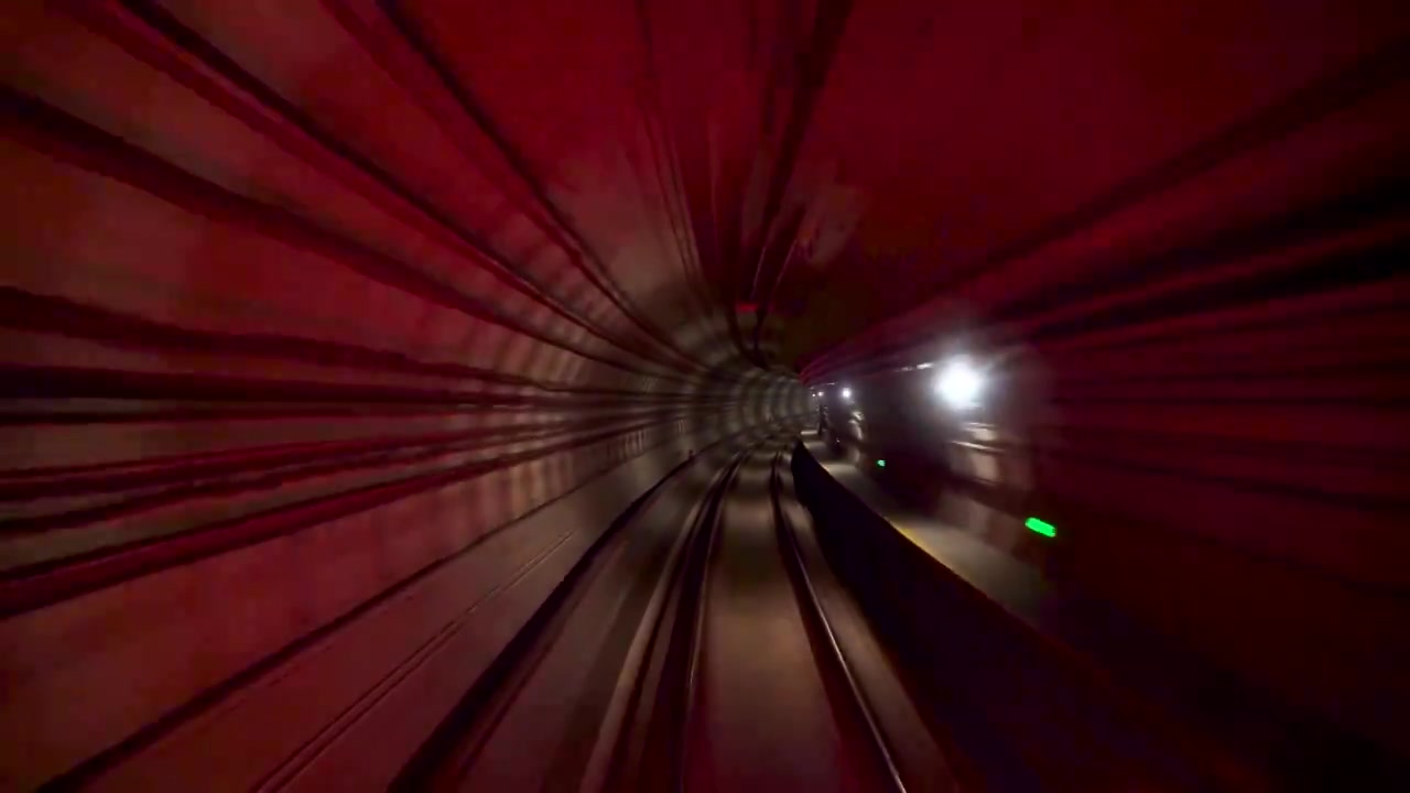 快速行驶的地铁列车穿梭在地铁隧道内犹如时空穿越视频下载