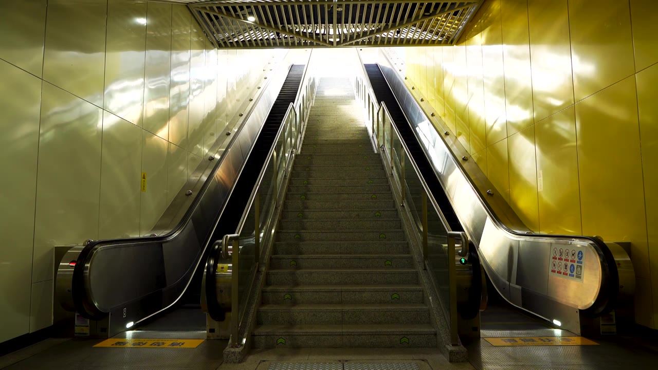 地铁站内正在运行的自动手扶电梯空镜视频素材