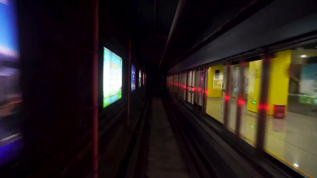 地铁列车从现代化地铁站驶出在隧道内加速行驶视频下载