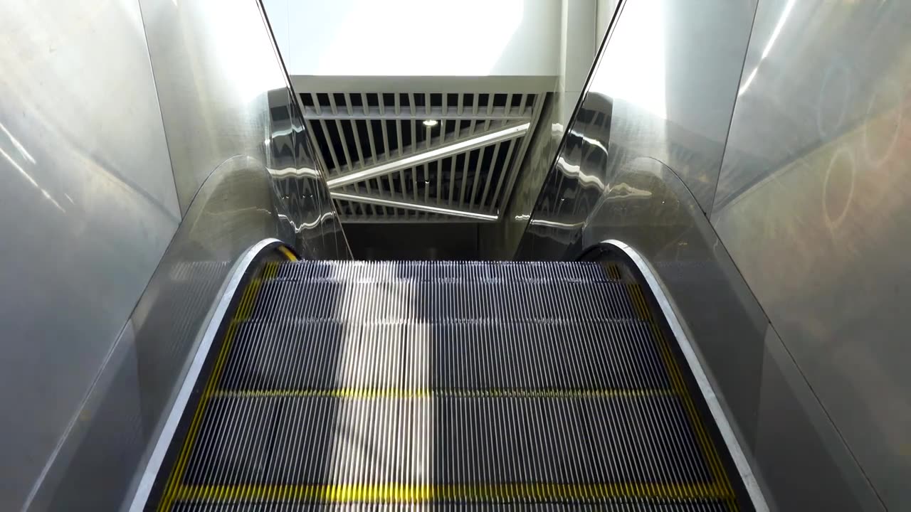 地铁站内正在下行运行的自动扶梯视频素材