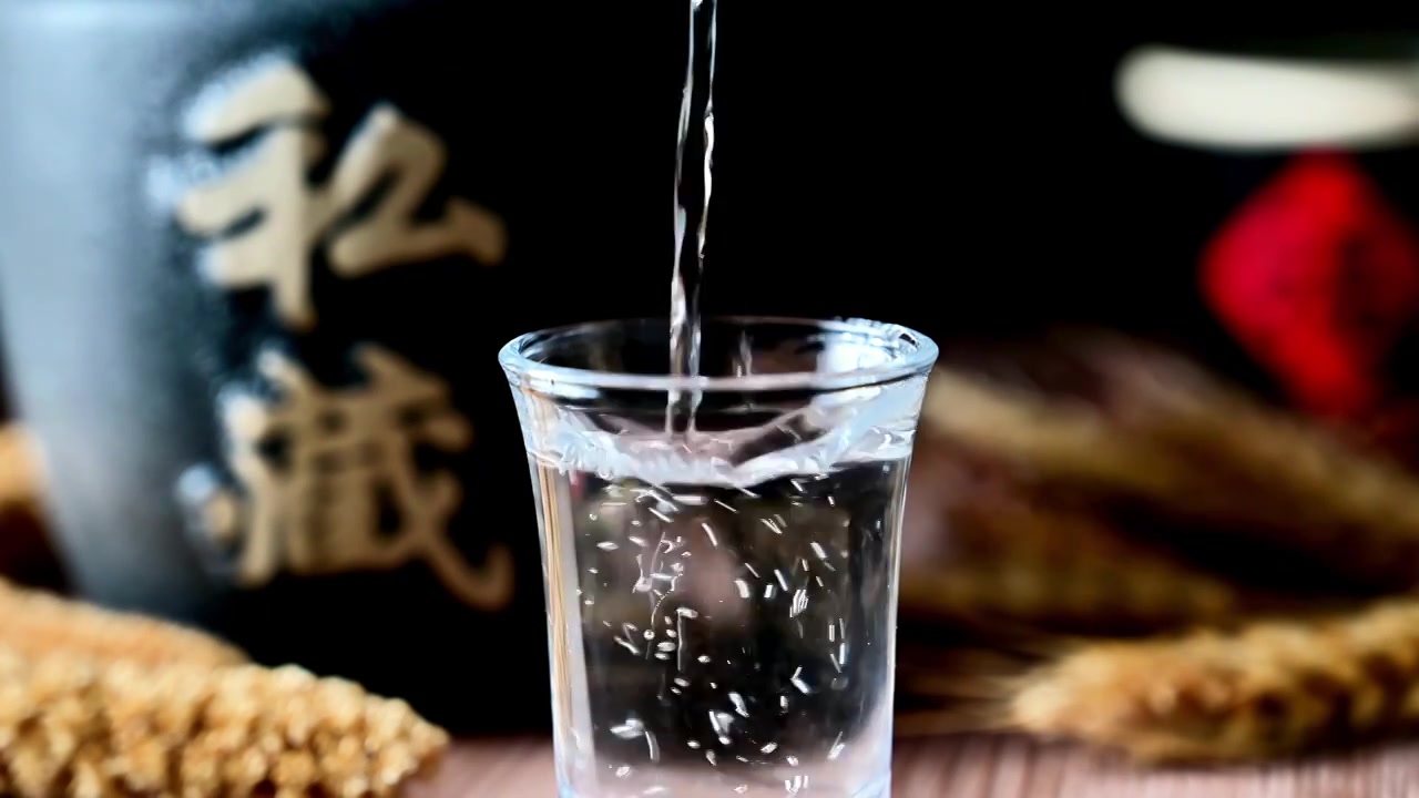 中式饮品纯粮白酒倒入酒杯粮食酒视频下载